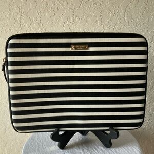 Kate Spade: Black/White Strip Computer Laptop Padded Zip Case/Sleeve